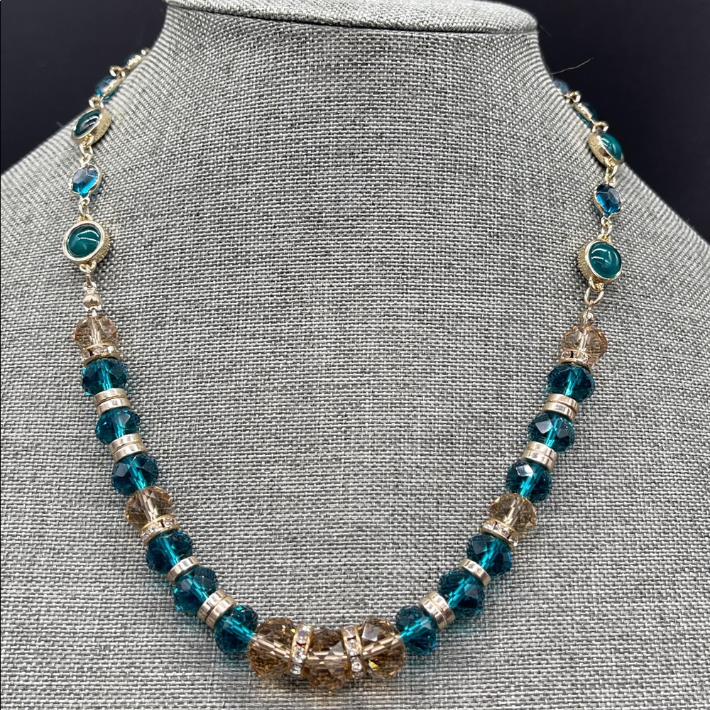🎁 White House Black Market WHBM Like New Beaded Crystal Necklace!